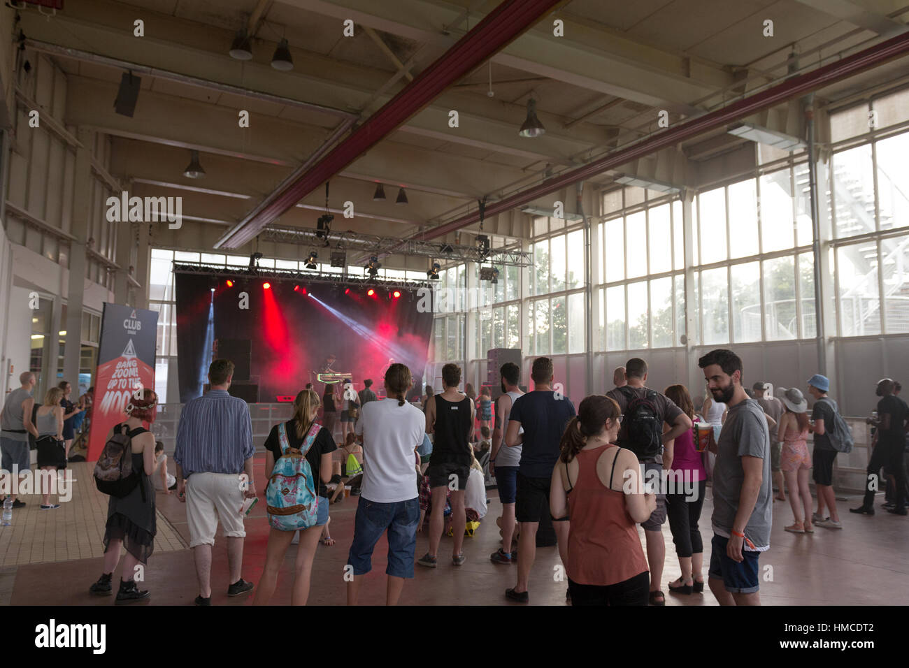 Prag, Tschechien - 25. Juni 2016: Festival-Gänger aufmuntern im Club Stadium während des Metronom-Festivals Stockfoto