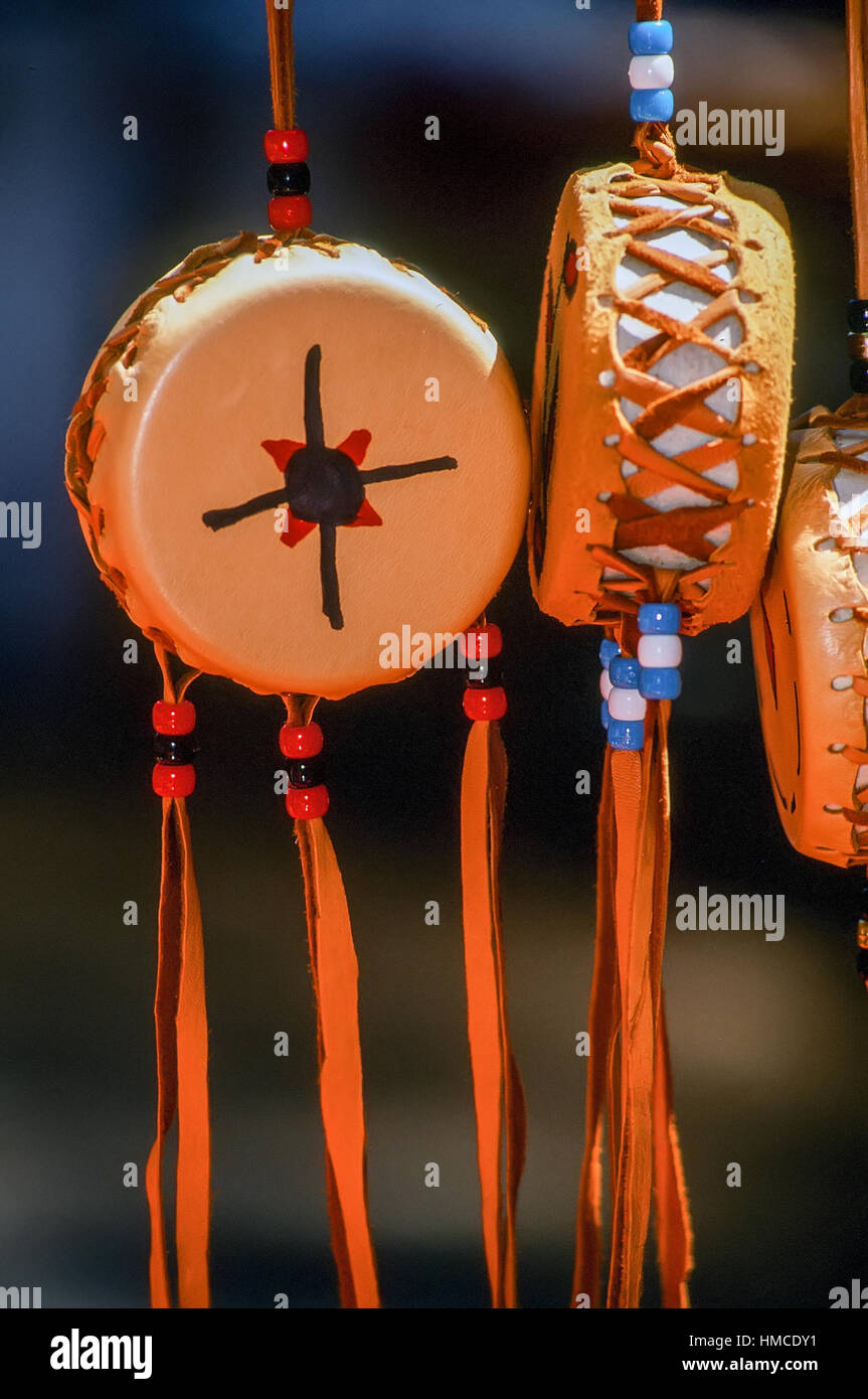 Miniatur Leder trommeln Indianer Powwow als Halskette getragen Charme verkauft. Stockfoto