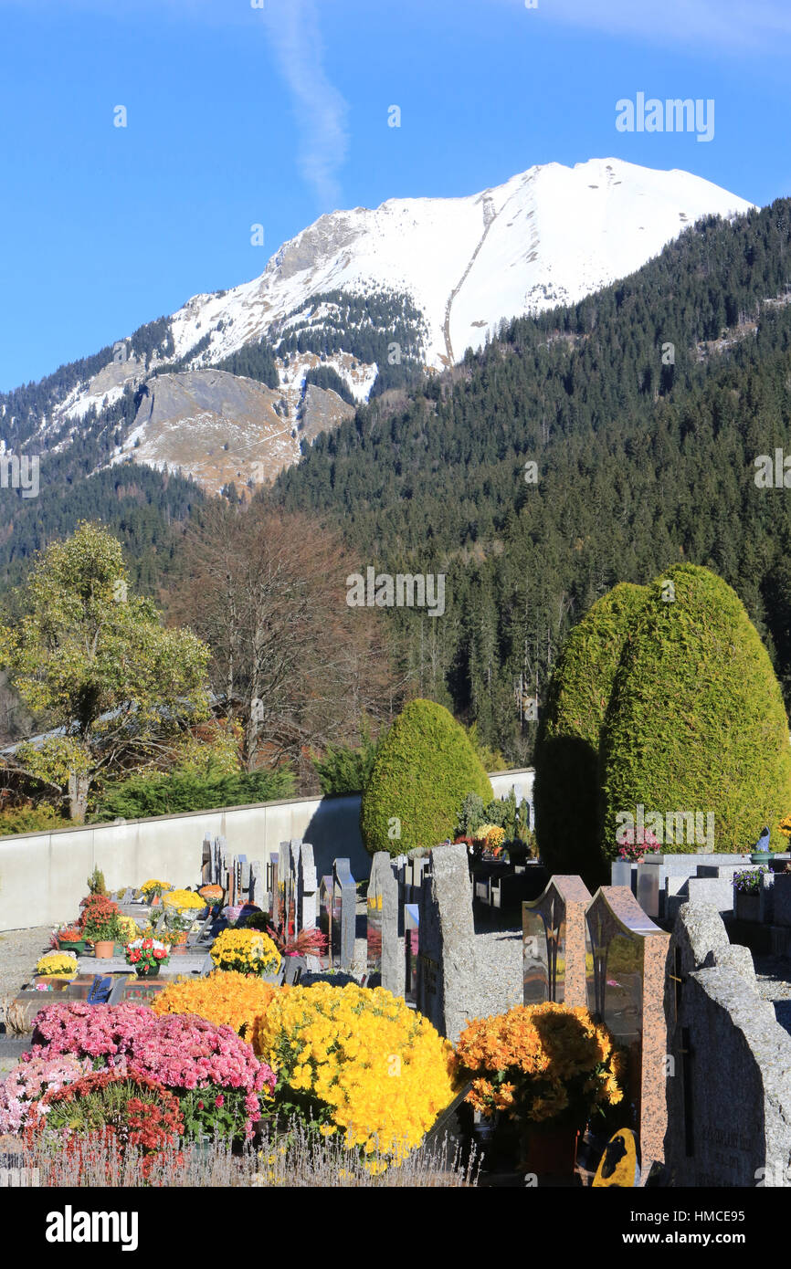 Chrysanthemen. Allerheiligen. Friedhof Contamines-Montjoie. Stockfoto