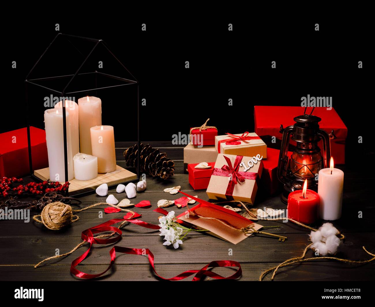 Schönen Valentinstag Komposition mit brennenden Kerzen und Geschenk-Boxen auf Holztisch Stockfoto