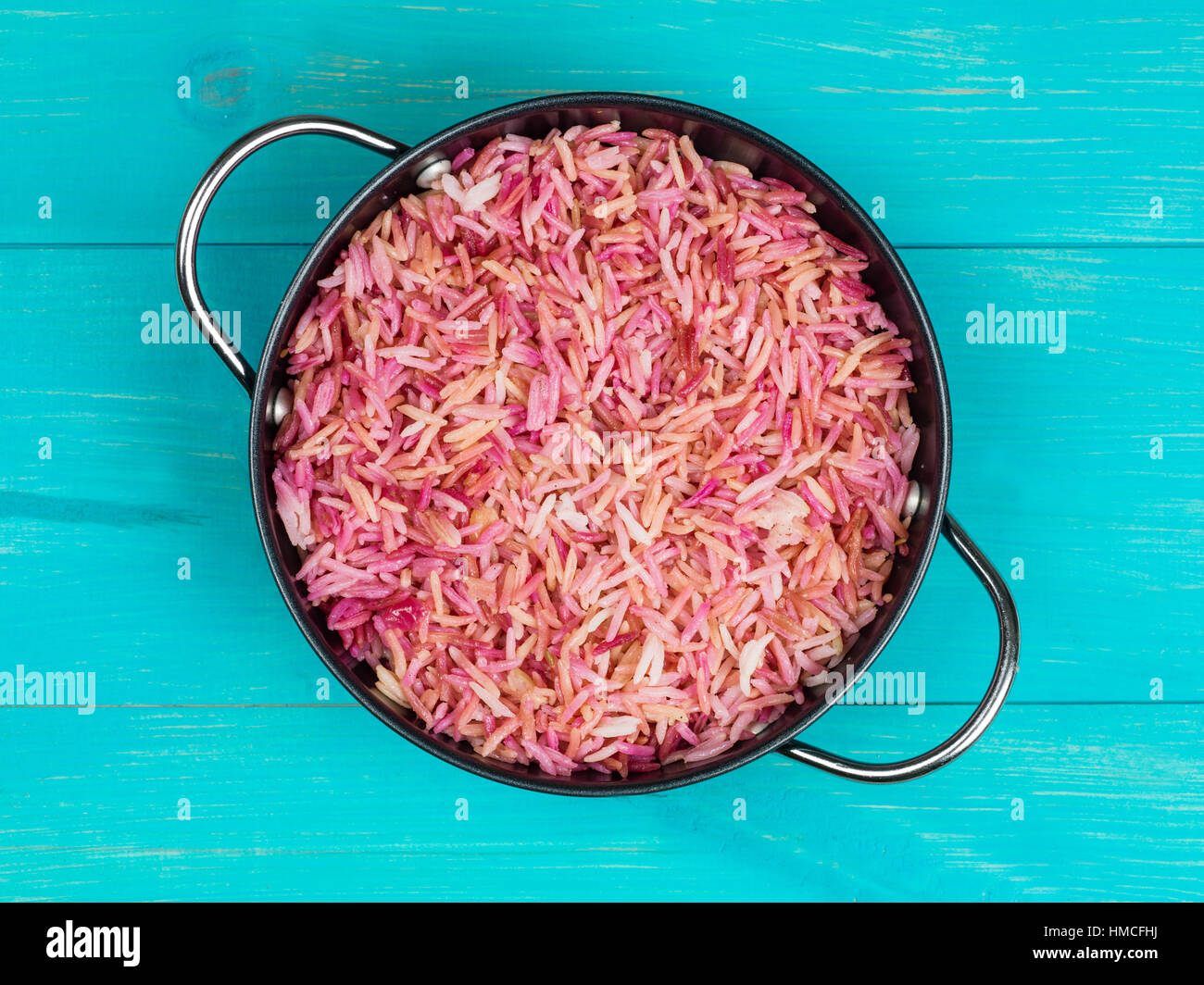 Schüssel mit Farbigen im indischen Stil Reis Pilaw Essen Stockfoto