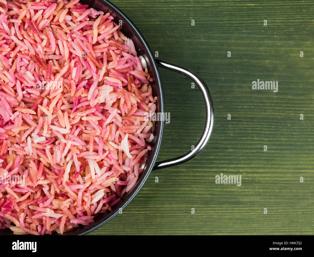 Schüssel mit Farbigen im indischen Stil Reis Pilaw Essen Stockfoto