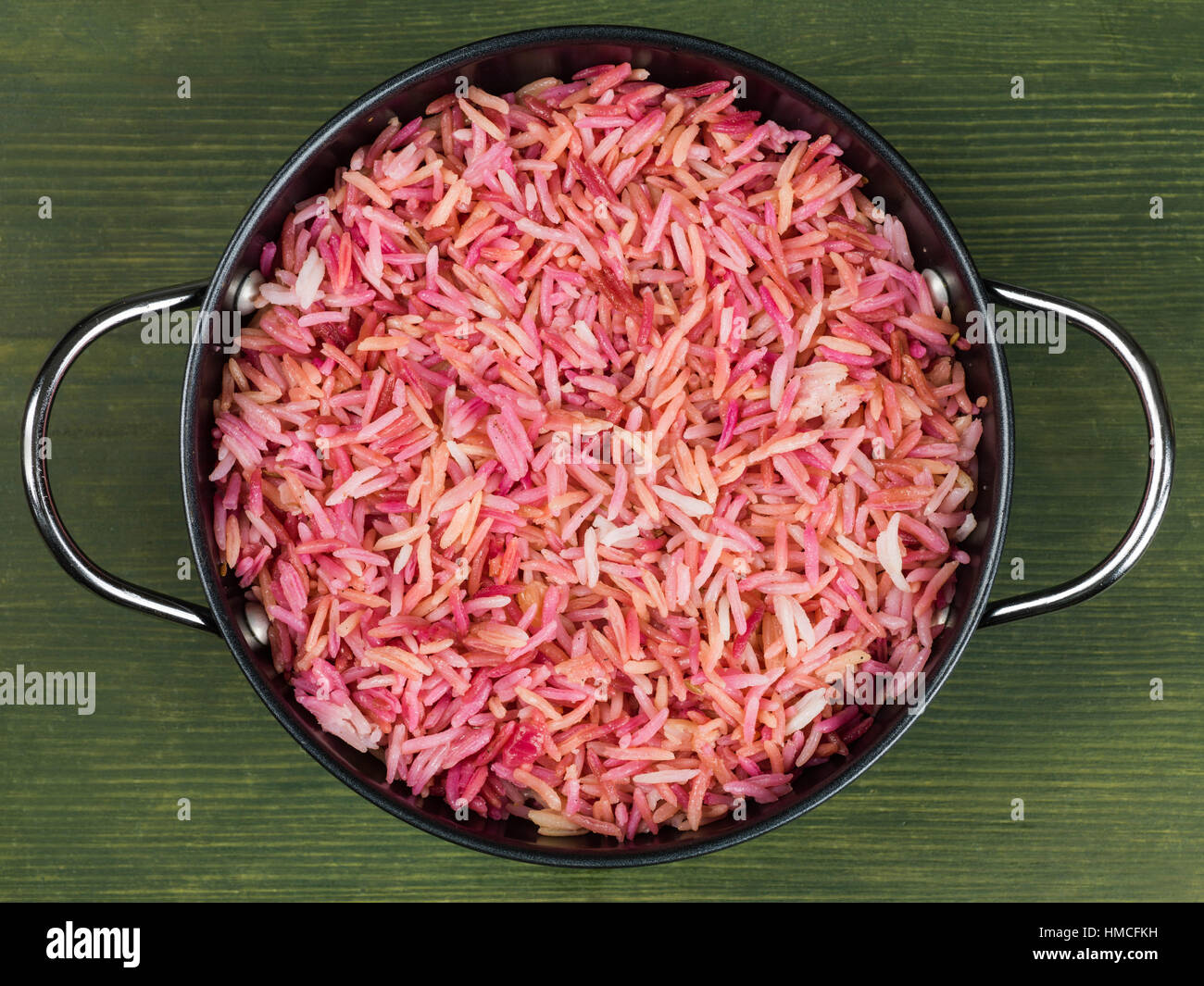 Schüssel mit Farbigen im indischen Stil Reis Pilaw Essen Stockfoto