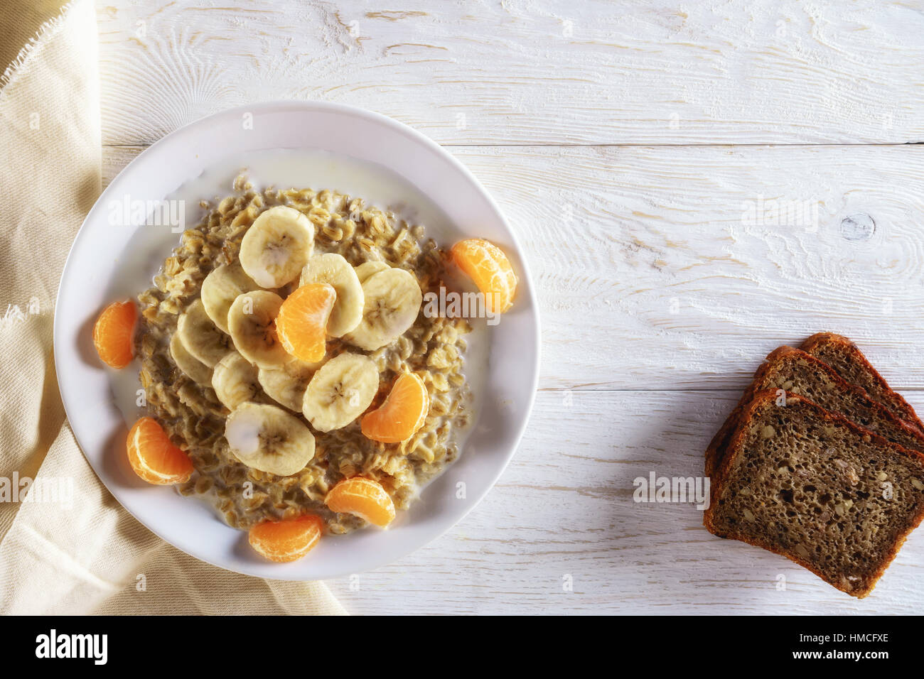 Haferflocken mit Obst zum Frühstück Stockfoto