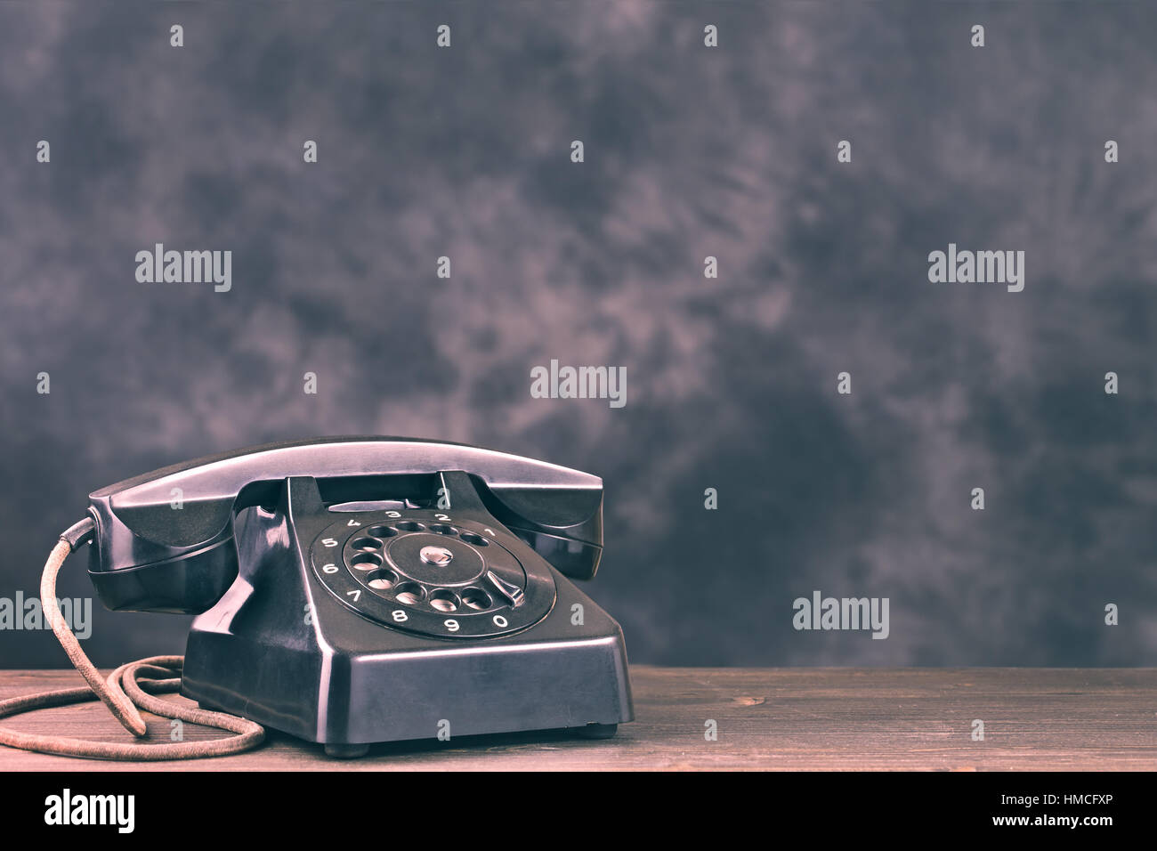 Alte schwarze Telefon auf Holztisch Stockfoto