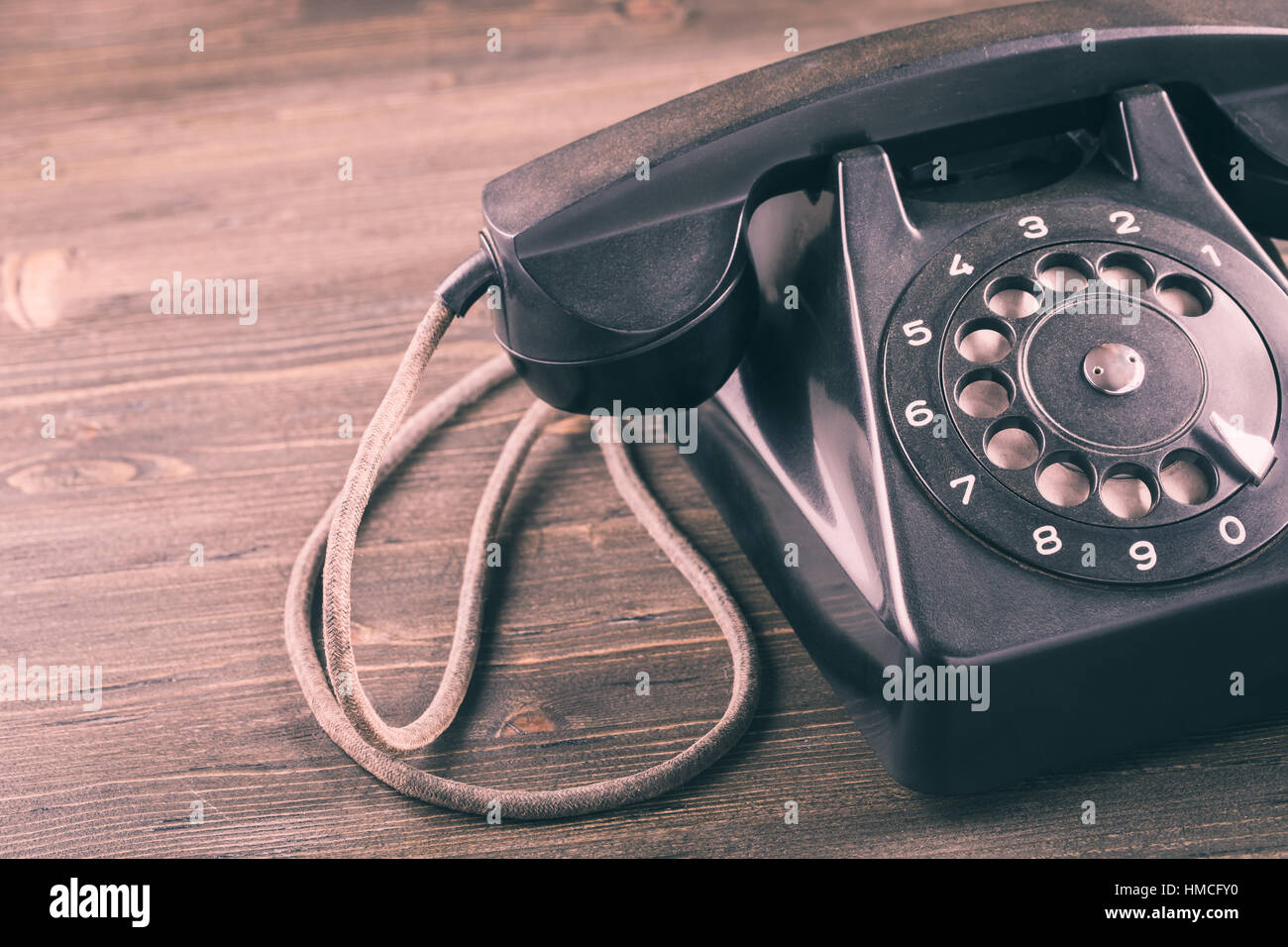 Altes Telefon auf Holztisch closeup Stockfoto