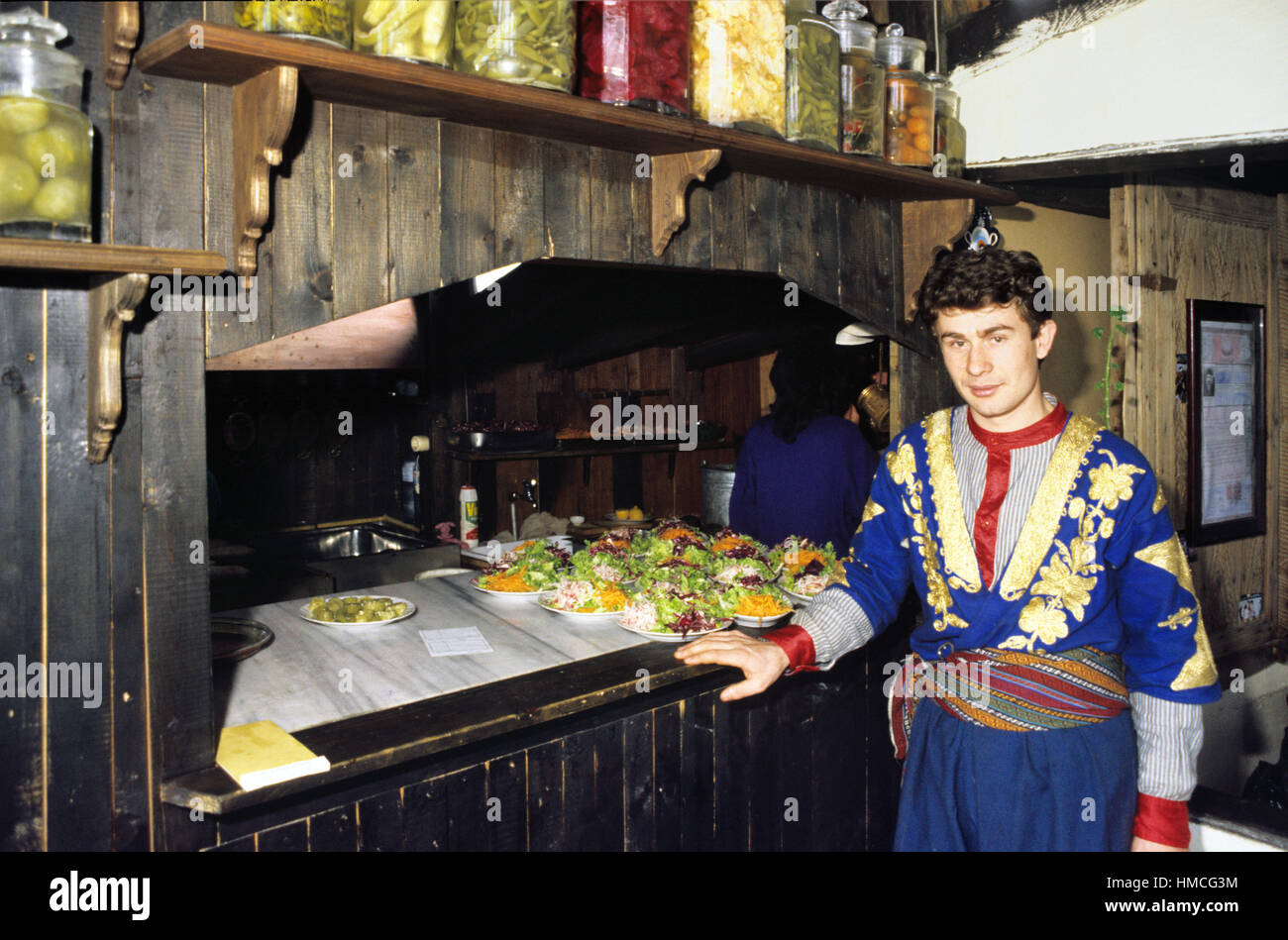 Türkischen Kellner in türkische Tracht servieren in einem Restaurant in Ankara Türkei Stockfoto