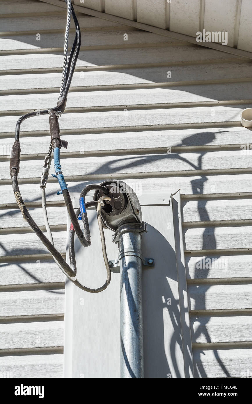 Eine elektrische Leistung Servicezugang unter dem Dach eines Wohnhauses. Stockfoto