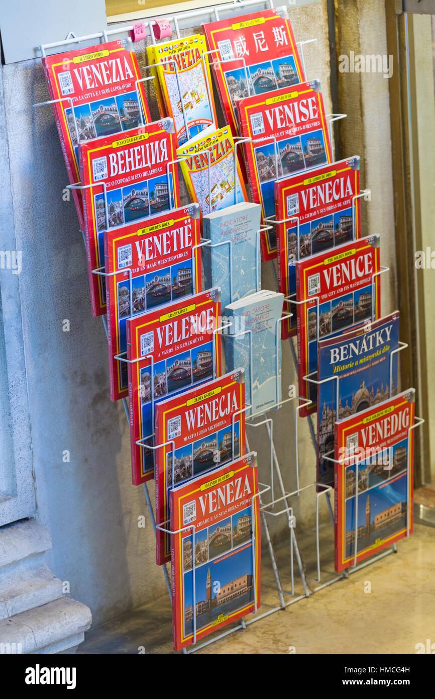 Reiseführer in verschiedenen Sprachen zum Verkauf auf dem Display in Rack an Venedig, Italien im Januar Stockfoto
