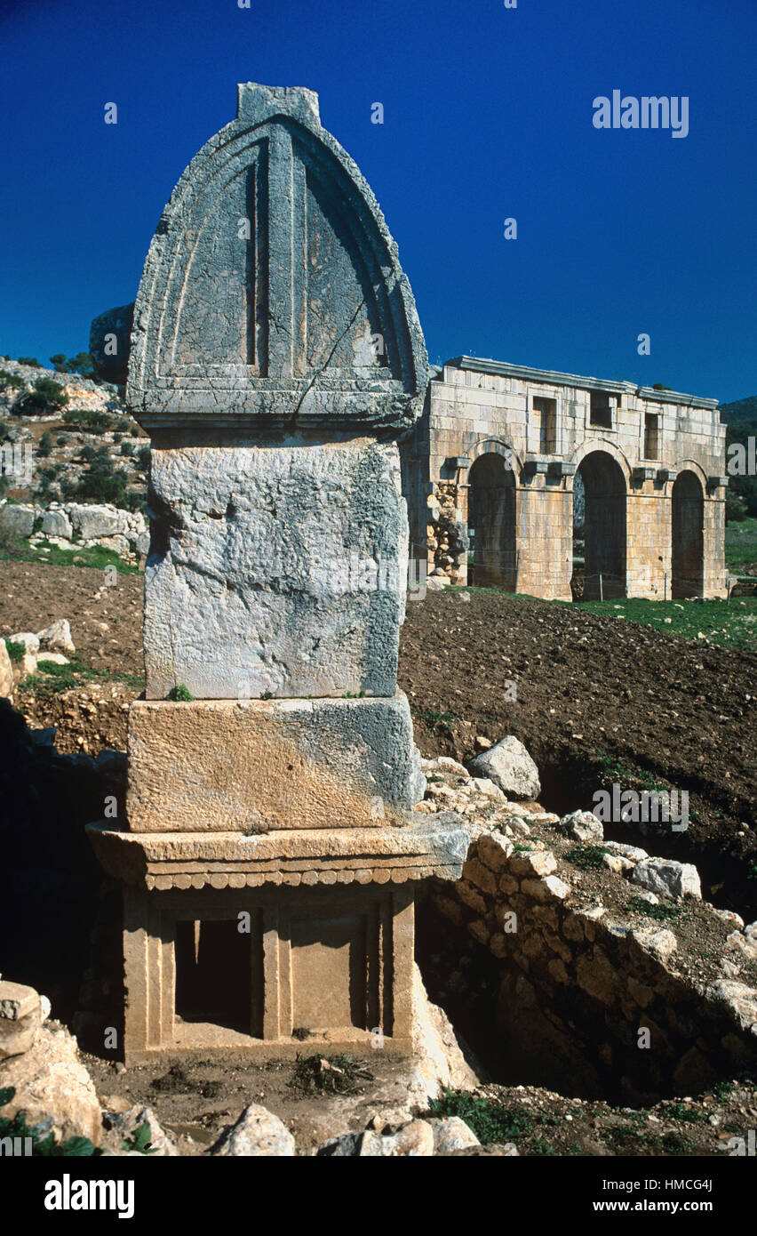 Bogen des Mettius Modestus (c100AD) und lykischen Grab oder Sarkophag in der alten lykischen Stadt Patara Türkei Stockfoto