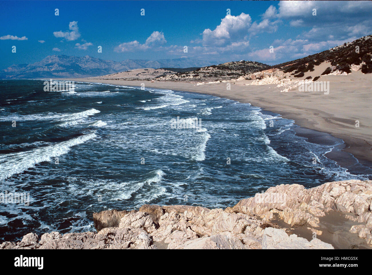 Vor-und Nachsaison Strand und rauer See in Patara oder Patara Strand Mittelmeerküste in der Provinz Antalya Türkei Stockfoto