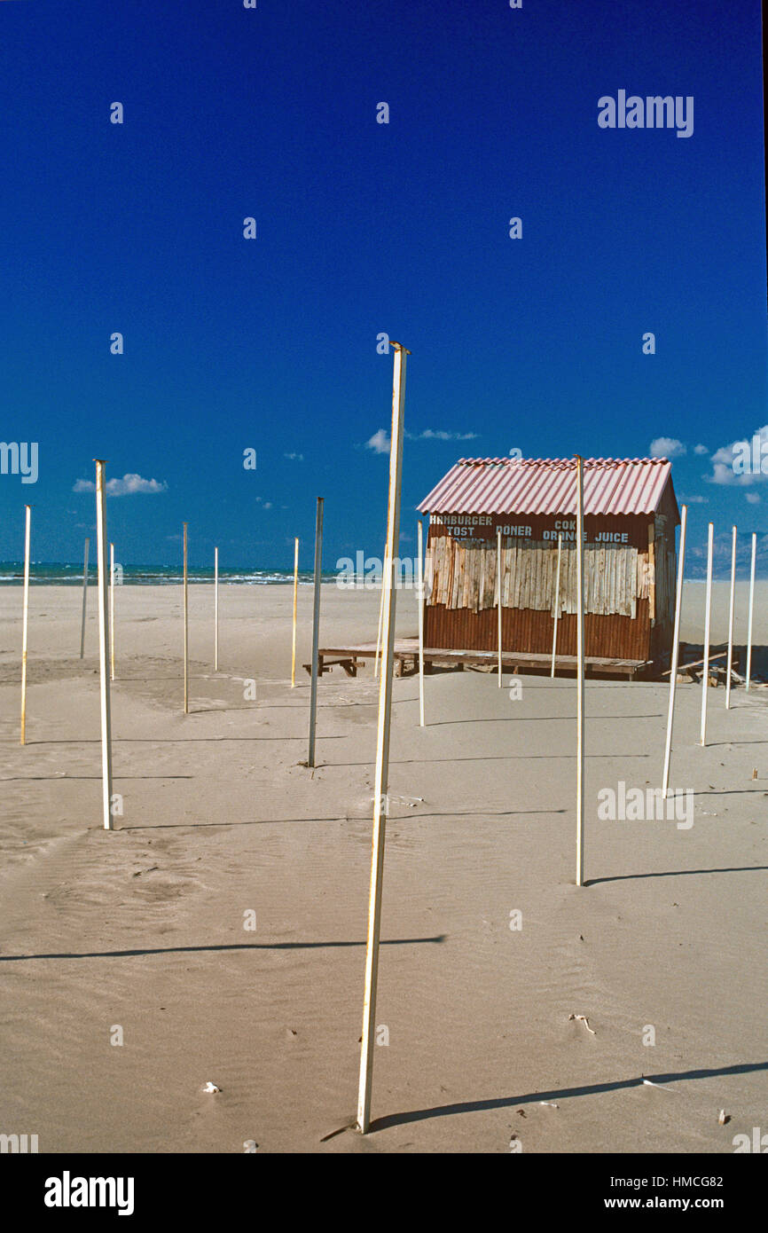 Geschlossen Erfrischungen Kiosk & Sonnenschirm Stangen am verlassenen vor-und Nachsaison Strand von Patara oder Patara Strand Mittelmeerküste in der Provinz Antalya Türkei Stockfoto