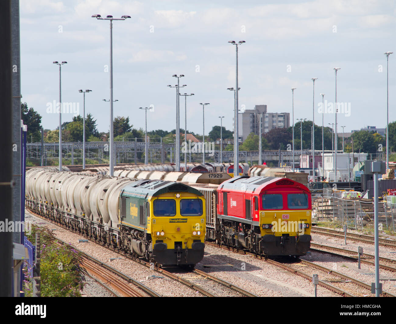Freightliner Klasse 66 Lokomotive und DB Schenker Klasse 59 Lok nebeneinander in Acton Hof, Westlondon 17. August 2015. Stockfoto