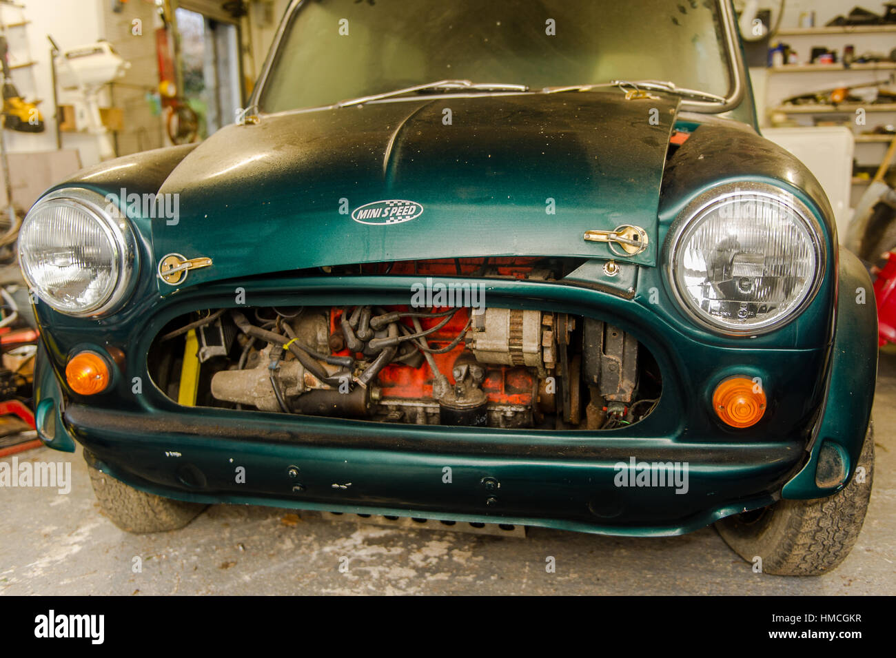 Eine alte/Classic grün Austin Mini Cooper teilweise übernommen auseinander/abgespeckte für Restaurierung in der heimischen Garage/Werkstatt. Stockfoto