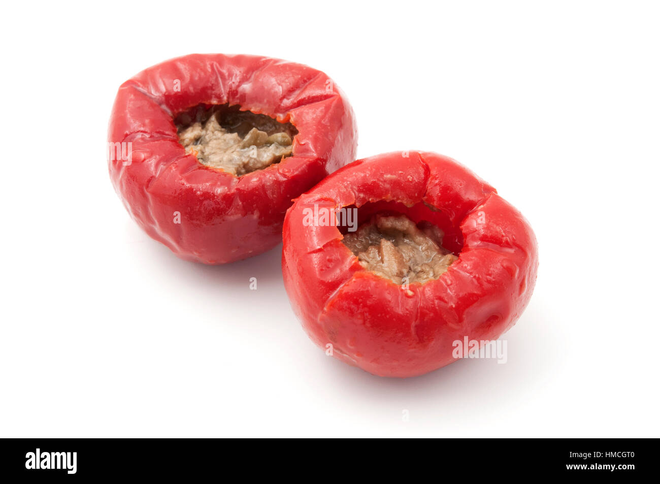 Kleine italienische gefüllte Paprika mit Sardellen und Kapern auf weißem Hintergrund Stockfoto