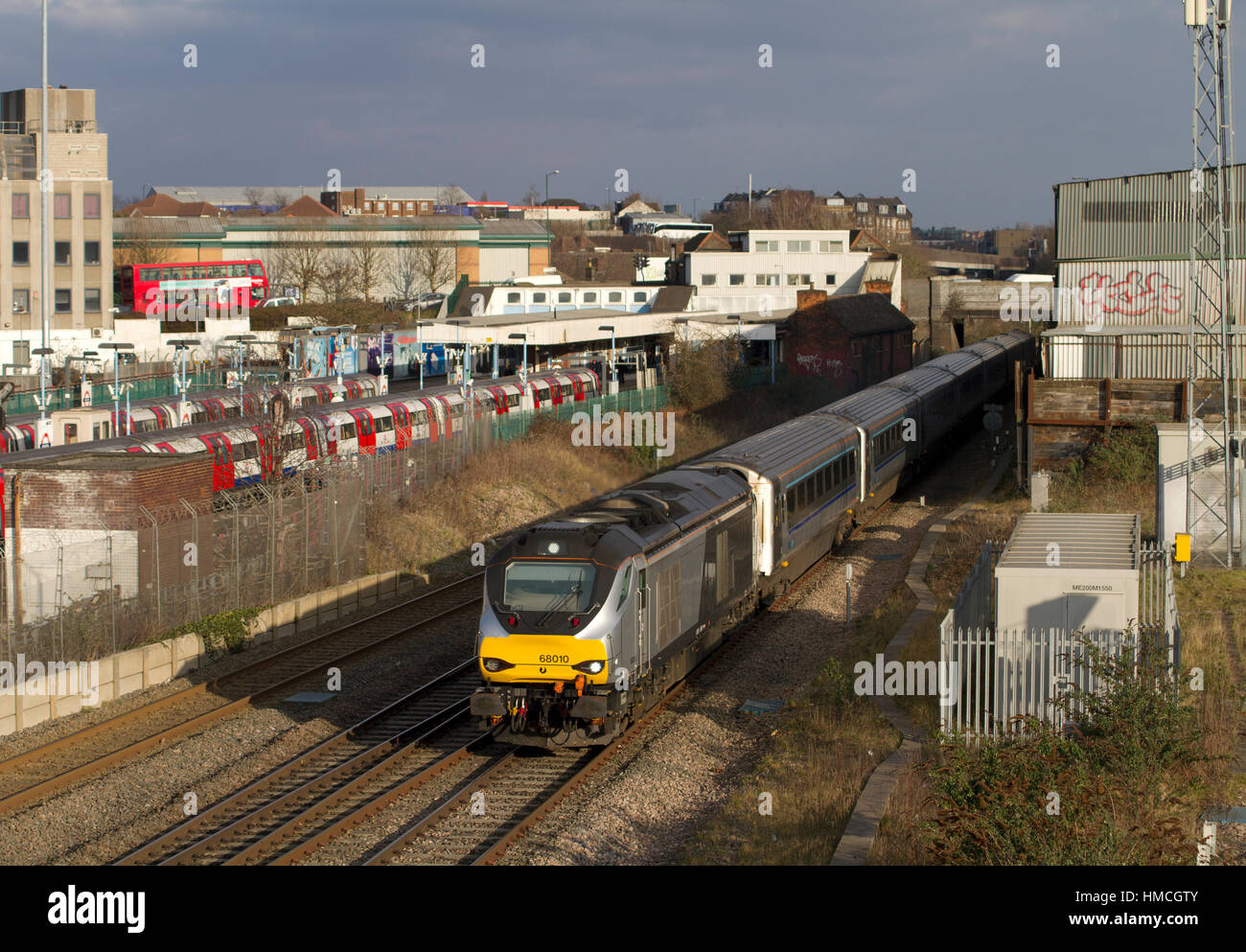 Eine Diesellokomotive der DRS-Klasse 68 mit der Nummer 68010, die am 16. März 2016 in Neasden an einem Chiltern Railways-Service teilnimmt. Stockfoto