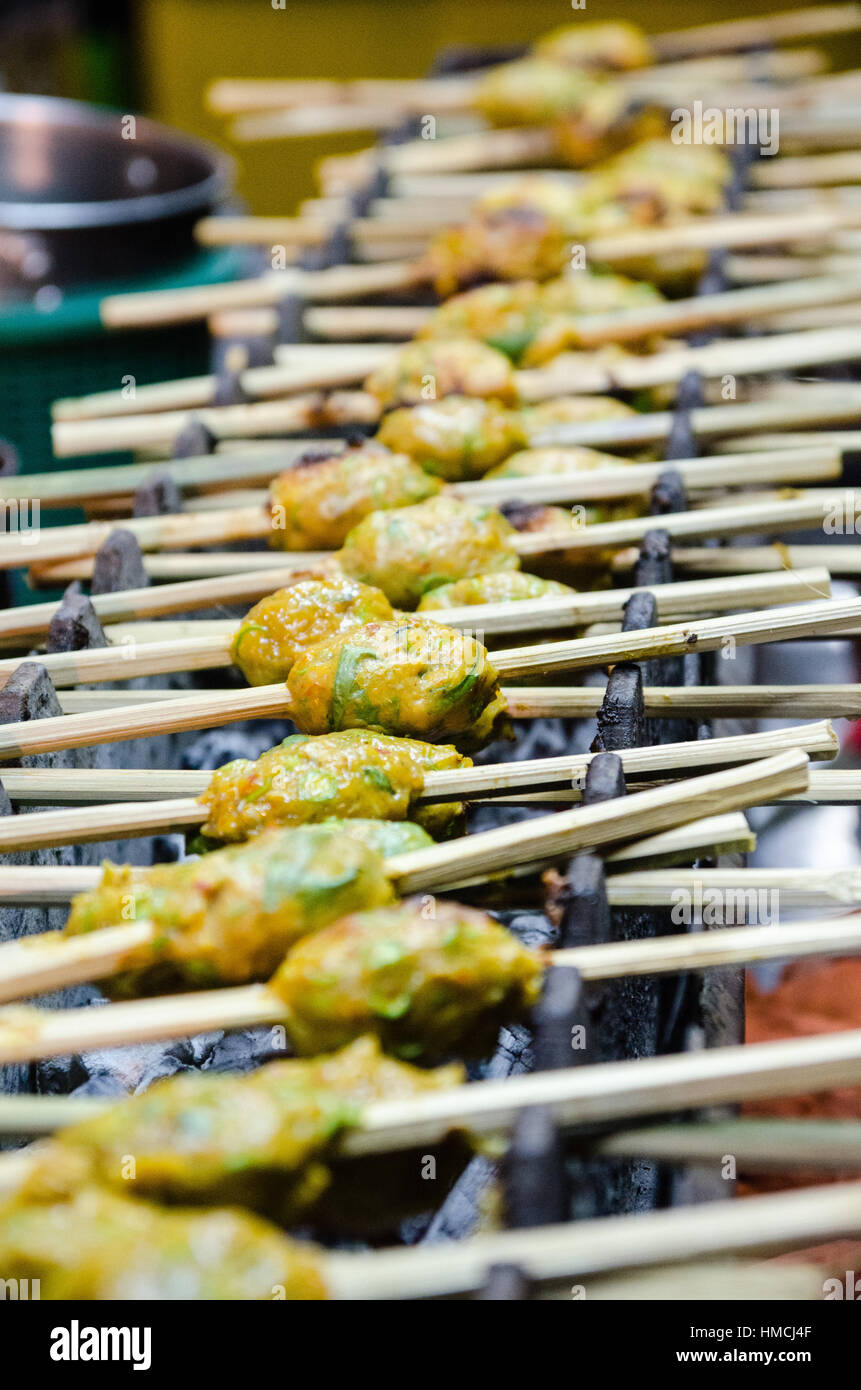 Thai Fleisch Huhn Ball mit Kräutern auf grill Stockfoto