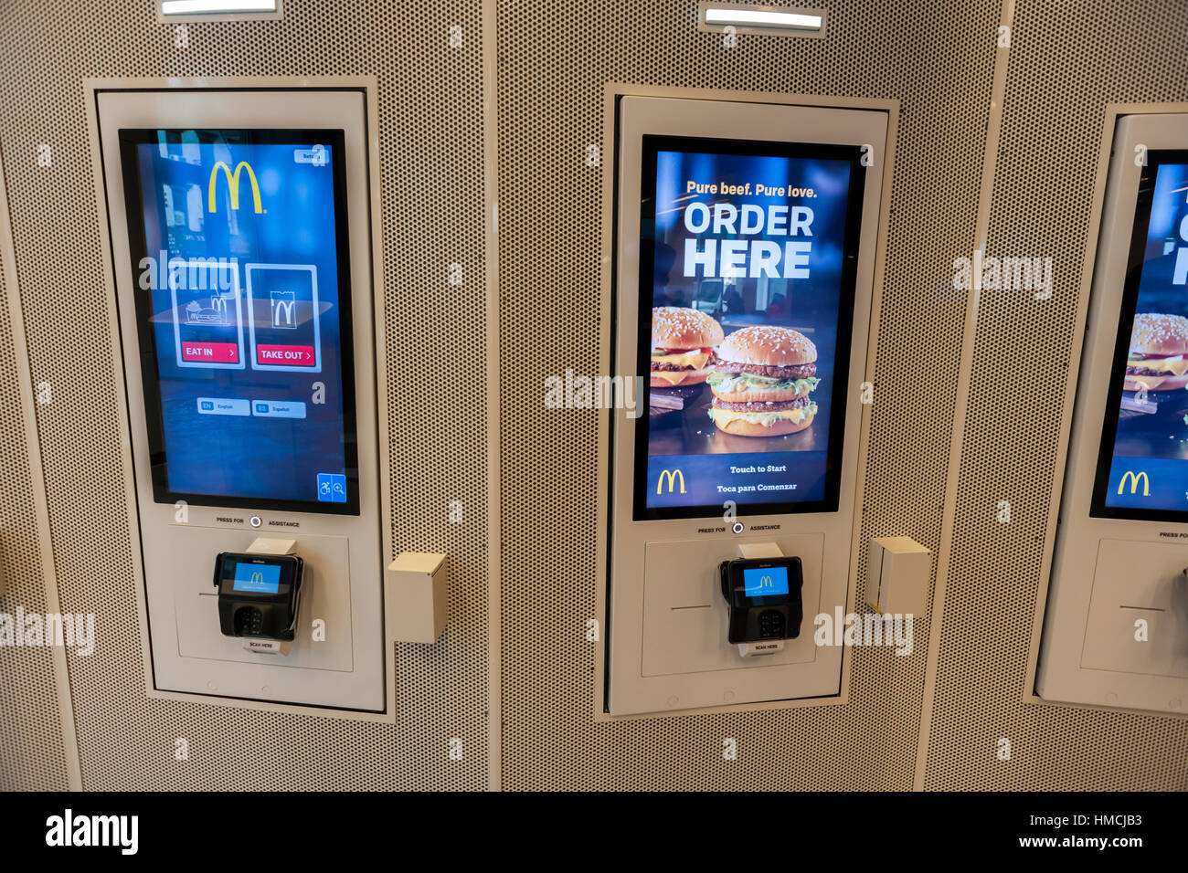 Digitale Bestellung Kiosks in einem Prototyp McDonalds in New York, upscaling mit minimalistischem Dekor, einen Greeter und ein McCafe auf Mittwoch, 1. Februar 2017.  (© Richard B. Levine) Stockfoto