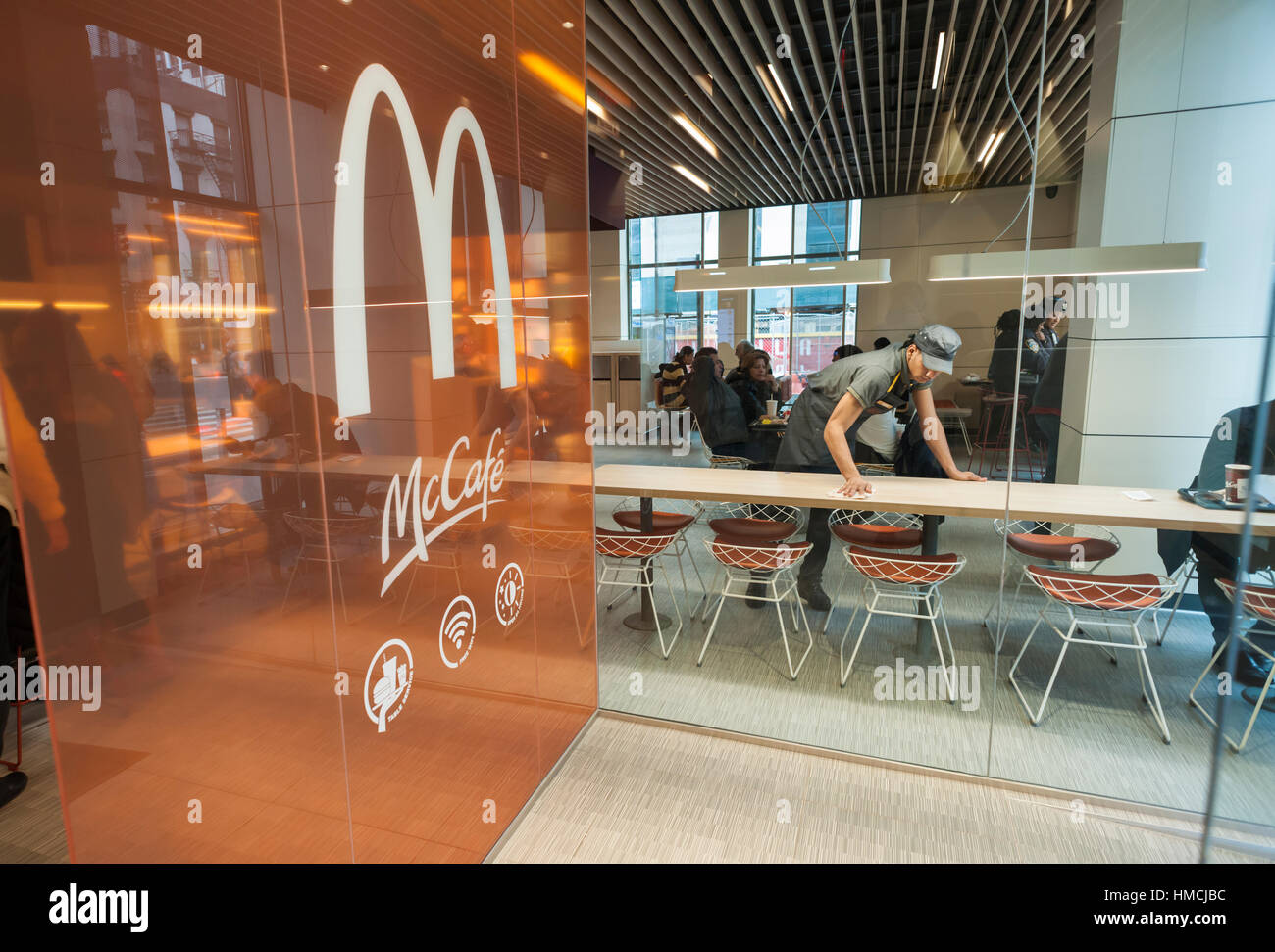 Ein Arbeiter reinigt Tabellen in einem Prototyp McDonald's in New York, upscaling mit minimalistischen Dekor und ein McCafe auf Mittwoch, 1. Februar 2017.  (© Richard B. Levine) Stockfoto
