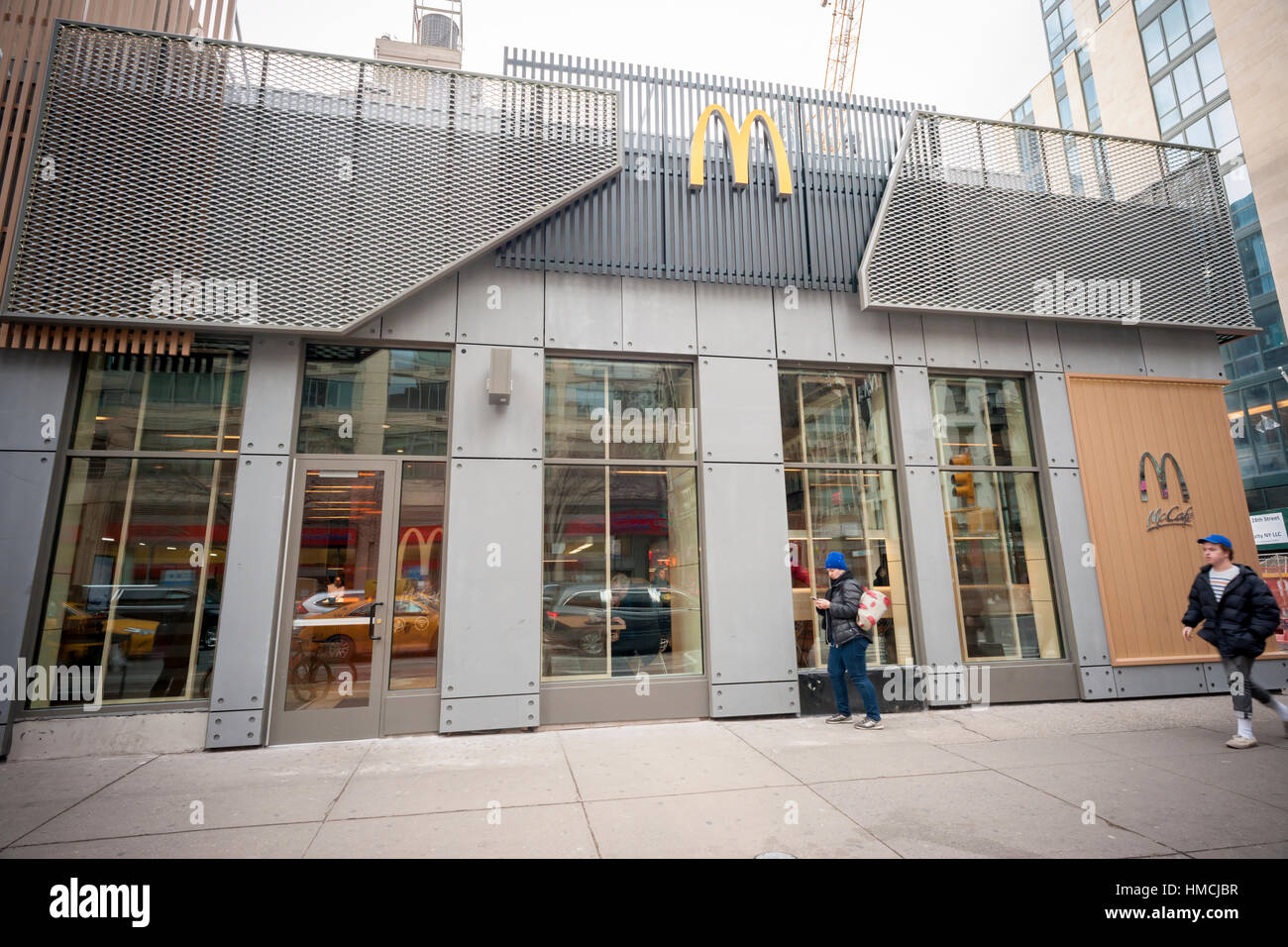 Ein Prototyp McDonalds in New York, upscaling mit minimalistischen Dekor und ein McCafe auf Mittwoch, 1. Februar 2017.  (© Richard B. Levine) Stockfoto