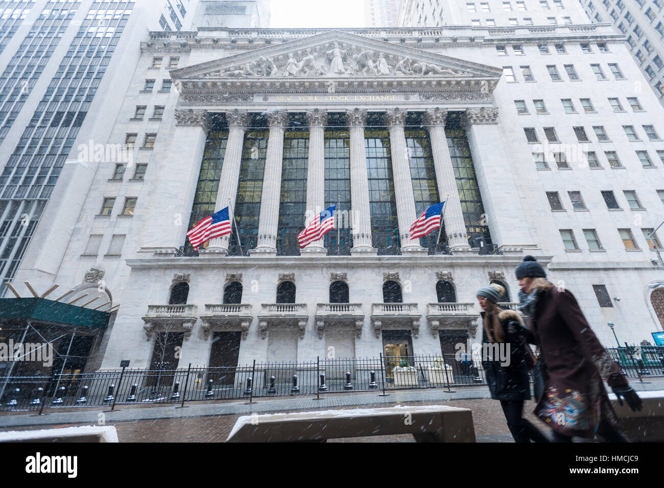 Die Fassade von der New York Stock Exchange im Schnee auf Dienstag, 31. Januar 2017. Der Schnee wird durch den späten Nachmittag verlassen nur über einen Zoll in der Stadt ausklingen. (© Richard B. Levine) Stockfoto