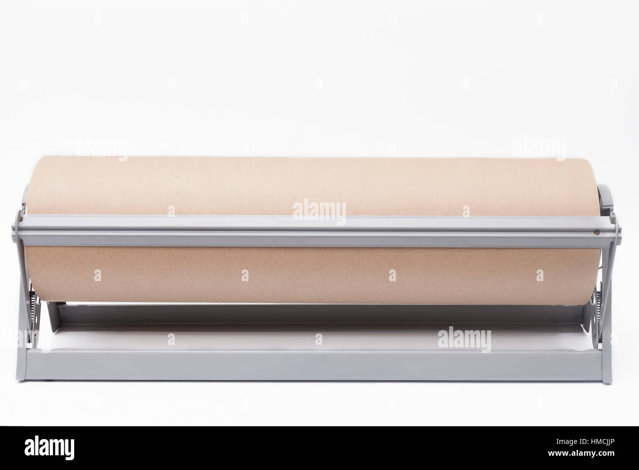 Rolle des braunen Kraftpapier und Papierschneider auf weißem Hintergrund Stockfoto