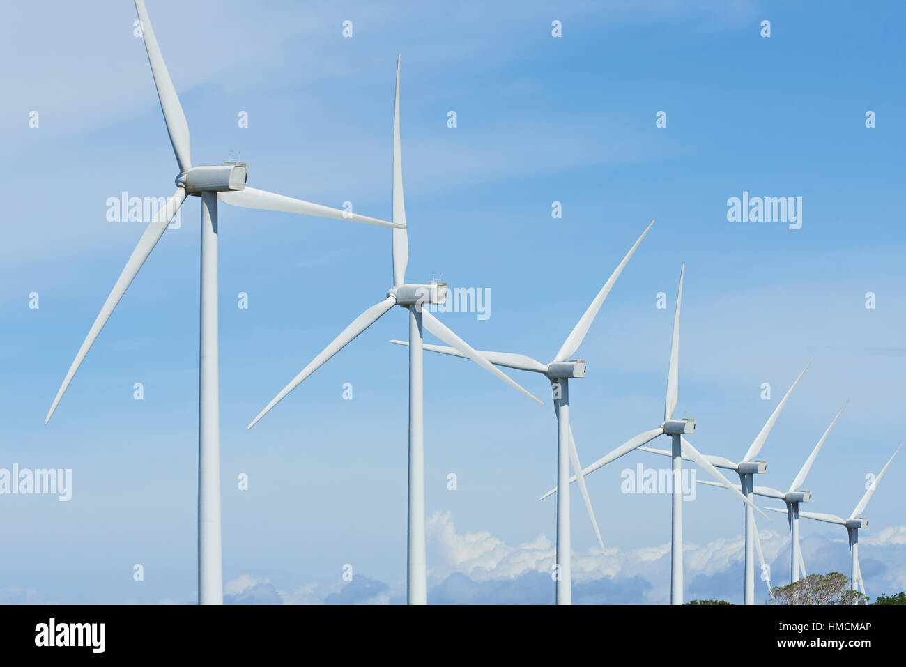 Alternative Energie aus Windgenerator am blauen Himmel Stockfoto