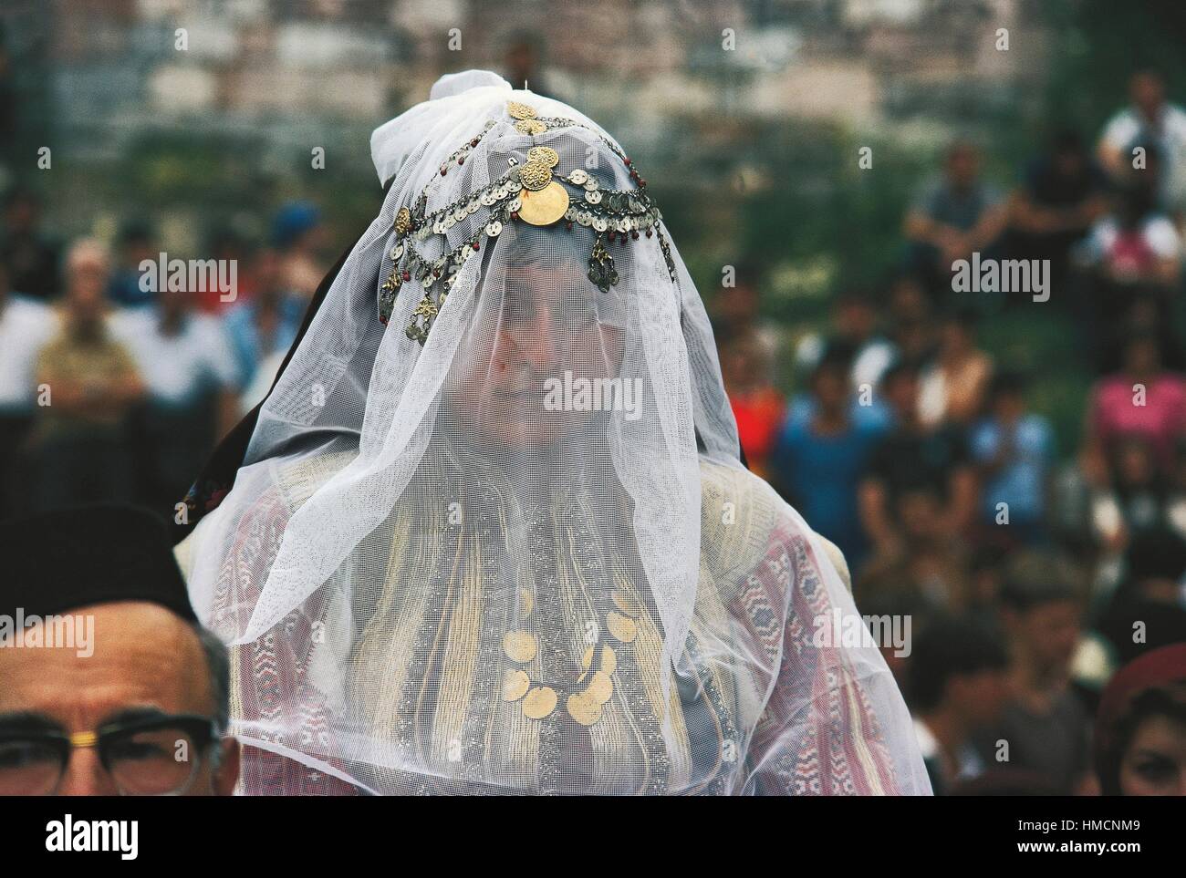 Braut mit ihrem Gesicht bedeckt von einem Schleier, traditionelle Hochzeit  in Galicnik, Republik von Mazedonien Stockfotografie - Alamy