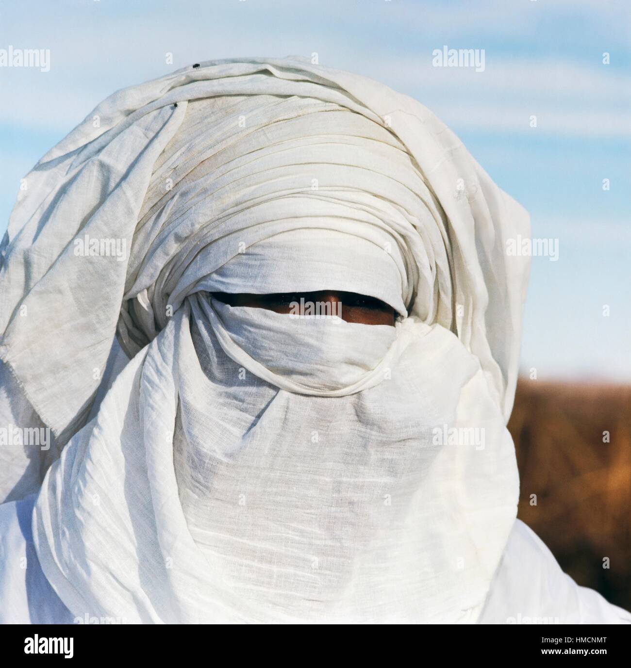 Ein Tuareg Mann mit einem weißen Schleier, Fort Gardel, Wüste Sahara, Algerien. Stockfoto