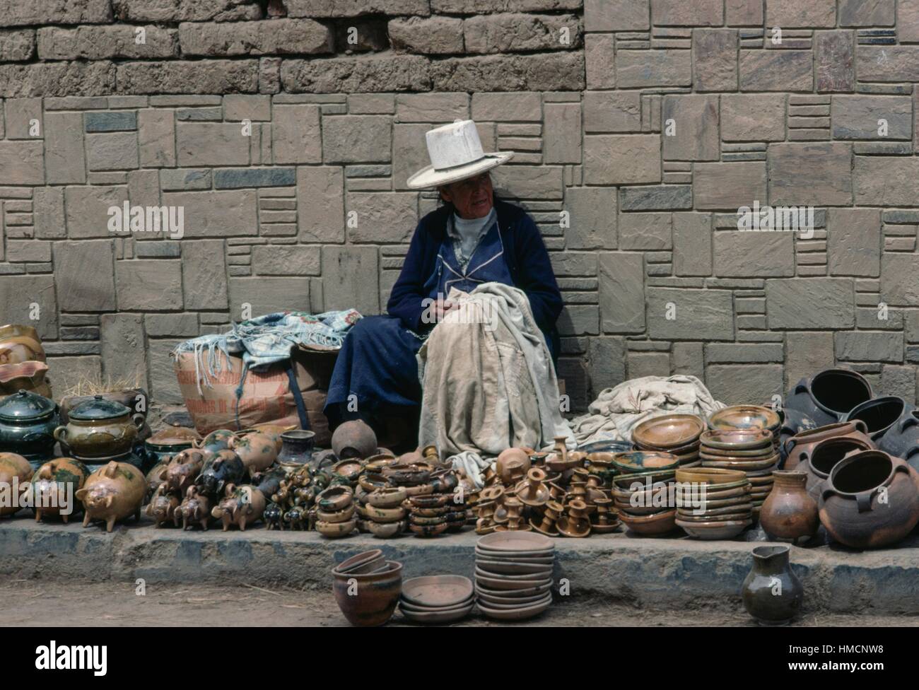 Bolivianische Frau trägt einen traditionellen Filzhut, Verkauf von Keramik auf dem Markt, Bolivien. Stockfoto