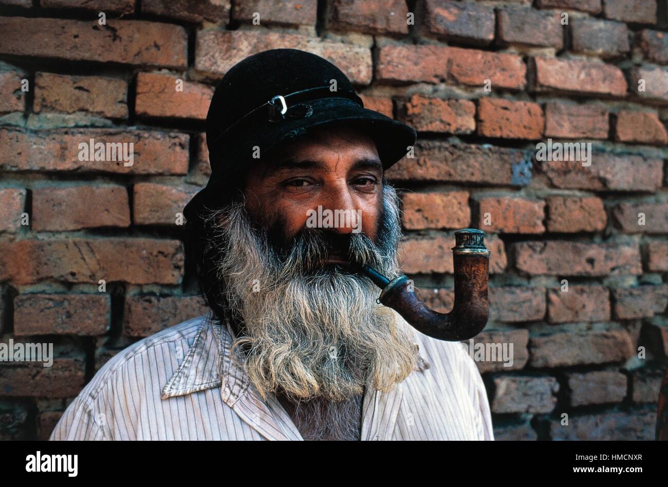 Bartige Zigeuner Mann Mit Einer Pfeife Im Mund Rumanien Stockfotografie Alamy