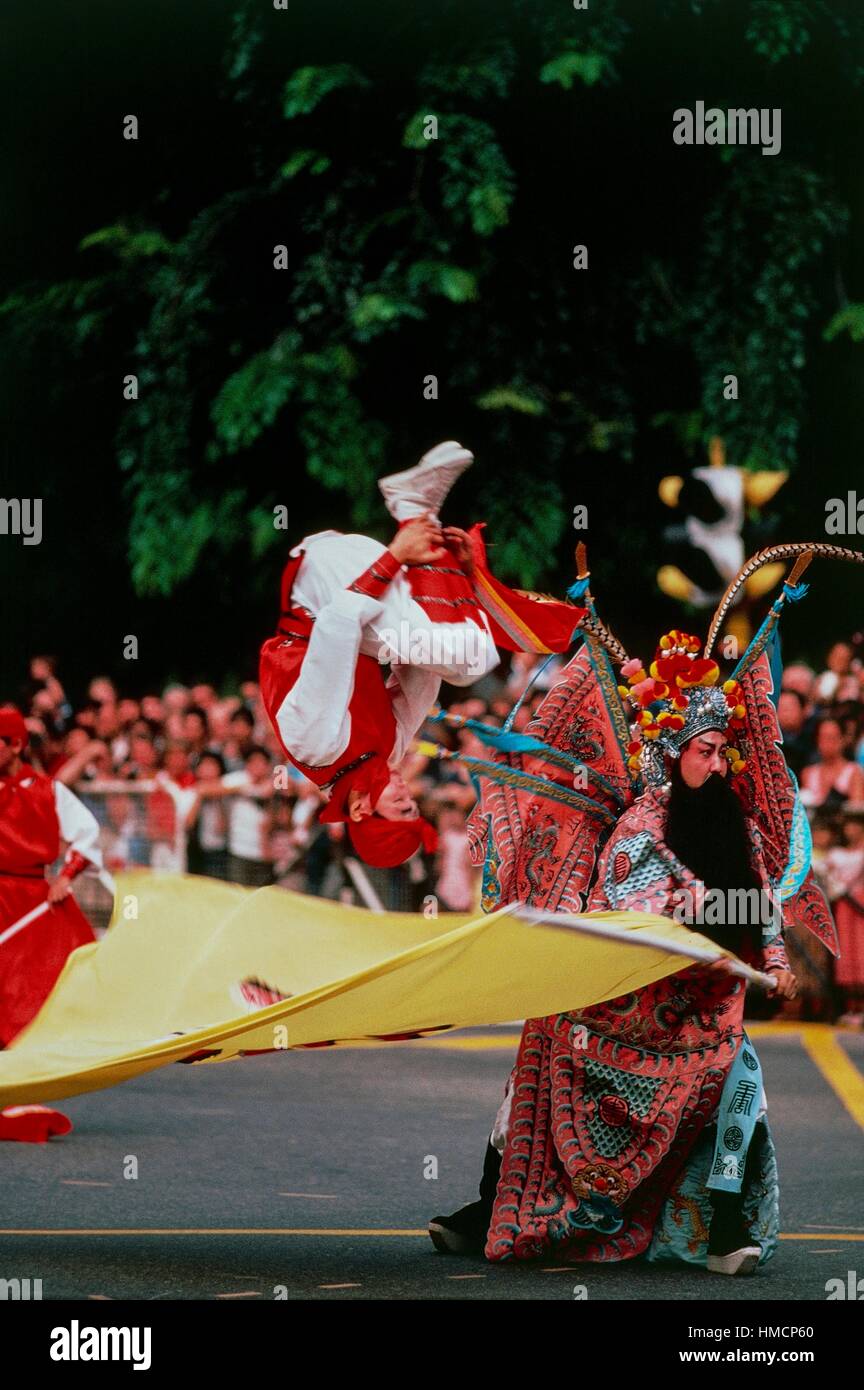 Kennzeichnen Sie Träger und Akrobaten, Chinese New Year Festival Chinghay Parade, Singapur. Stockfoto