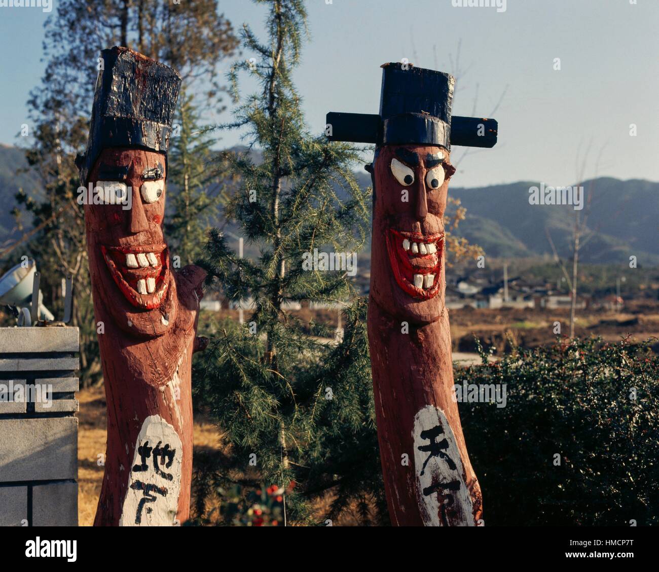 Geschnitzten hölzernen Totems mit aufgemalten Gesichtern, Südkorea. Stockfoto