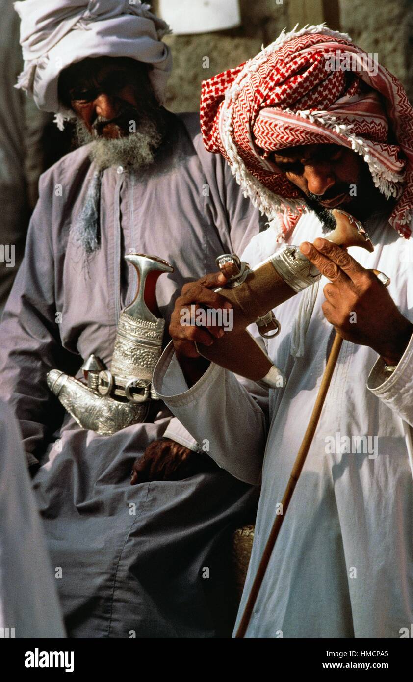 Männer mit Kandjars, typische gebogene Dolch, Oman. Stockfoto
