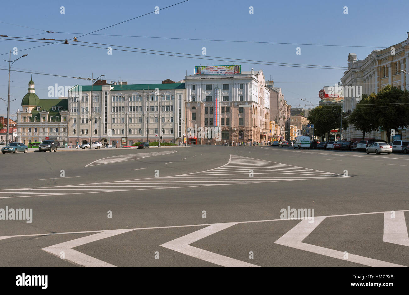 Charkiw, UKRAINE - 25. Juli 2014: Straße Verkehr entlang Sumskaja Straße, die Hauptstraße der Stadt Charkow. Rightside ist das Puppentheater gegründet Stockfoto