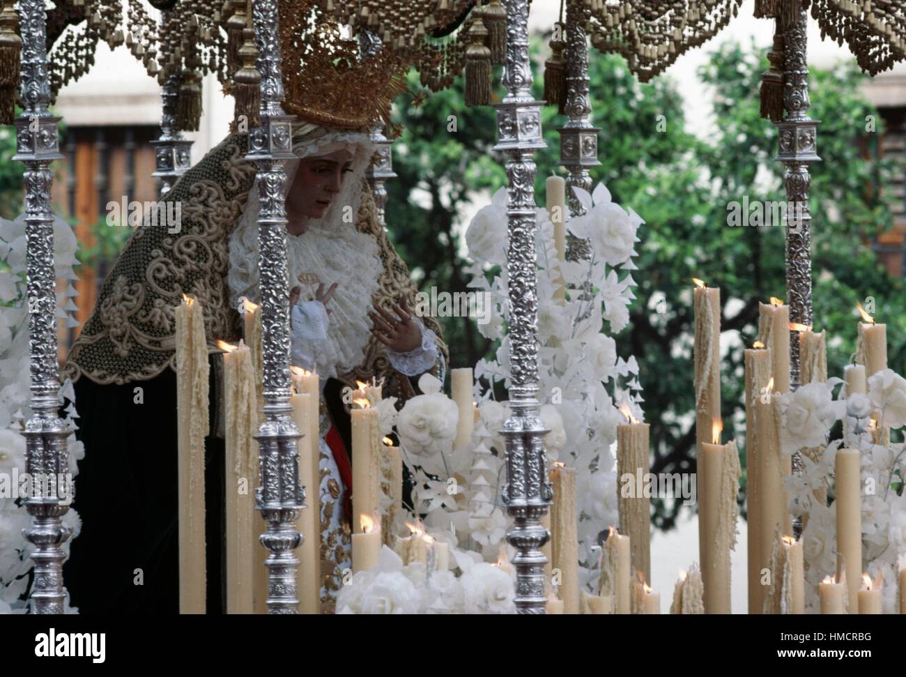 Der Katafalk mit der Statue der Jungfrau Maria in der Karwoche in Sevilla, Andalusien, Spanien. Stockfoto