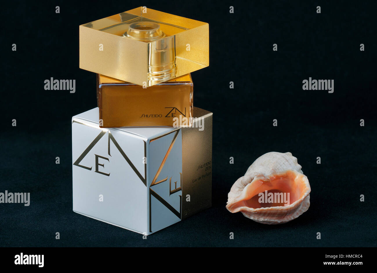 Kiew, UKRAINE - 5. Juni 2011: Shiseido Zen Duft für die Frau, eine Flasche und Pack gegen Schwarz. Shiseido ist eine große japanische Haar und Kosmetik p Stockfoto