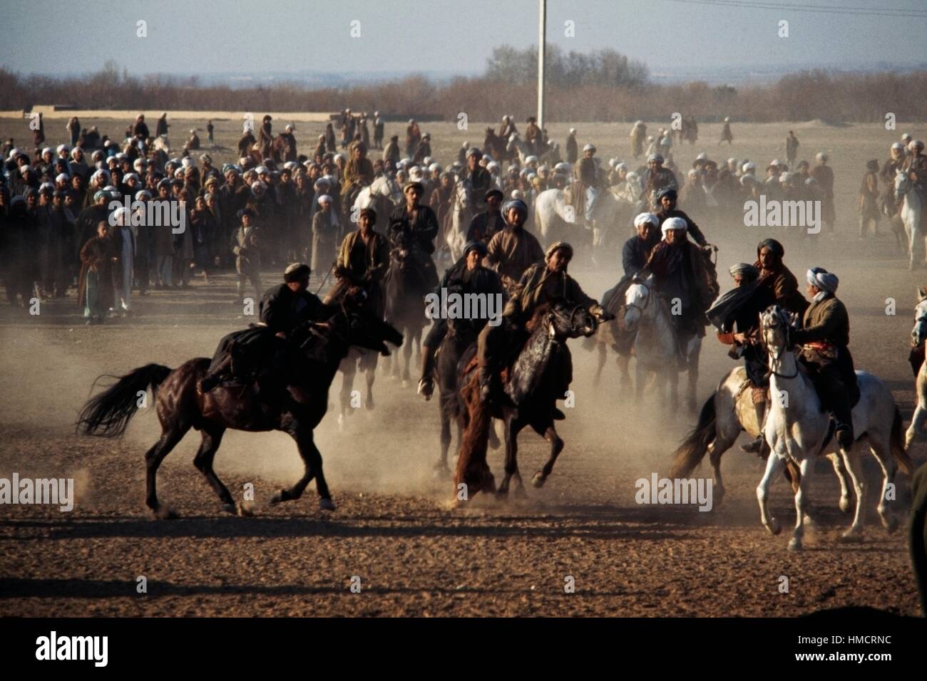 Buzkashi, afghanischer Nationalsport, zwei Teams von Reitern Versuch, eine Ziege oder Kalb Karkasse auf ein Ziel, Afghanistan zu ziehen. Stockfoto