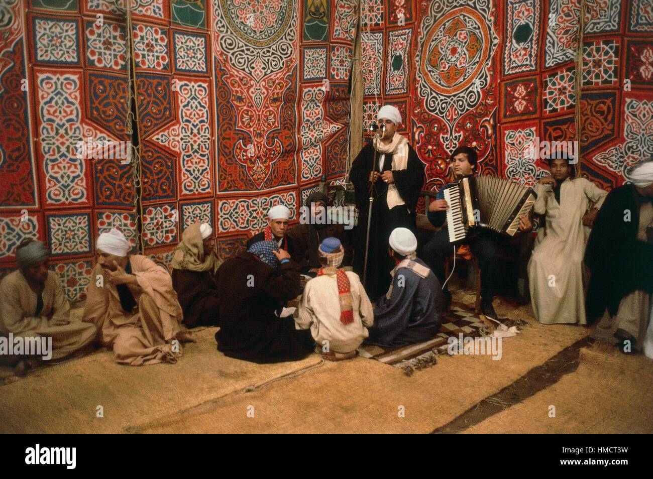 Männer und Akkordeon-Spieler während Mawlid al-Nabi, islamischen Feier Geburtstag des Propheten Muhammad, Luxor, Ägypten. Stockfoto