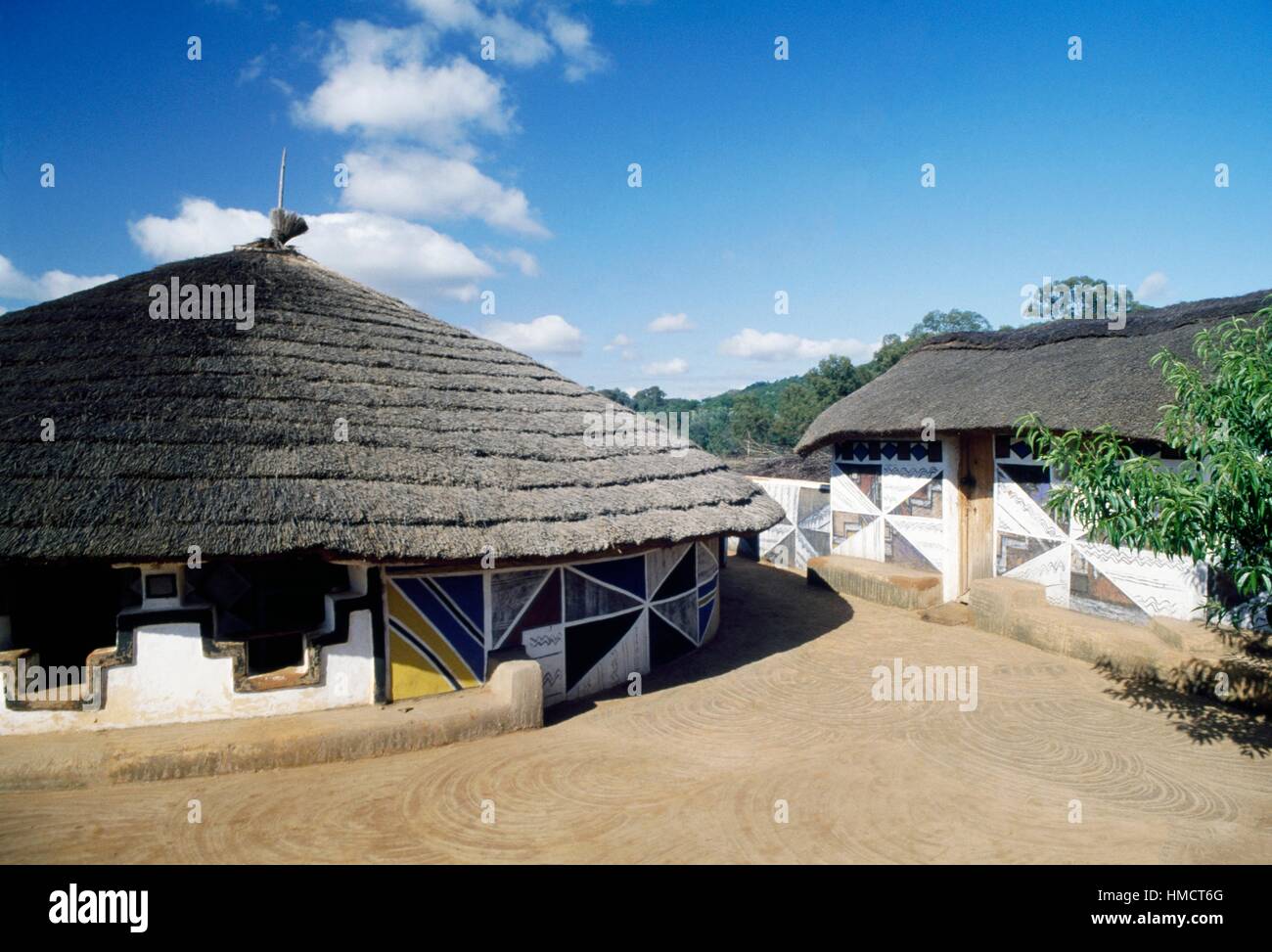 Haus mit traditionellen dekorierte Wände in einem Ndebele Dorf, Südafrika Stockfotografie Alamy