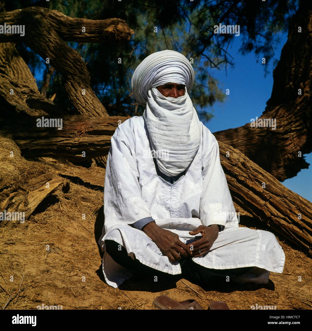 Ein Tuareg-Führer tragen einen weißen Schleier, Fort Gardel, Wüste Sahara, Algerien. Stockfoto