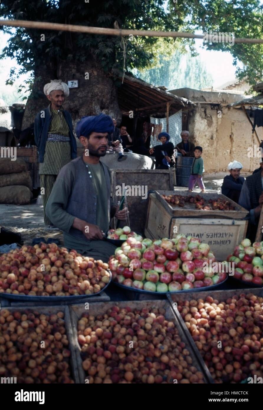 Apple-Verkäufer auf dem Markt in Feyzabad, Afghanistan. Stockfoto