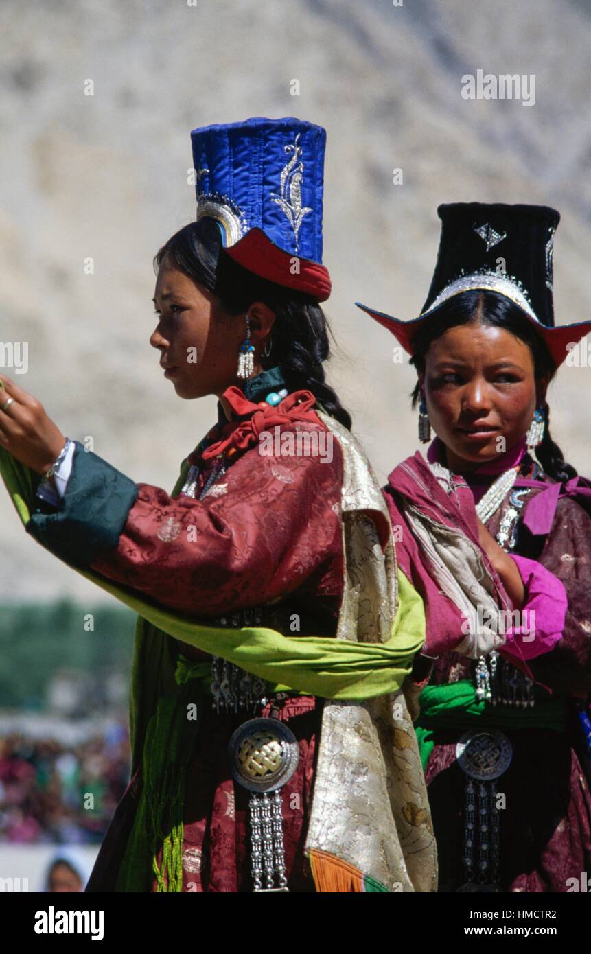 Junge Tänzerinnen und Tänzer tragen Hüte und Trachten, Ladakh, Indien. Stockfoto