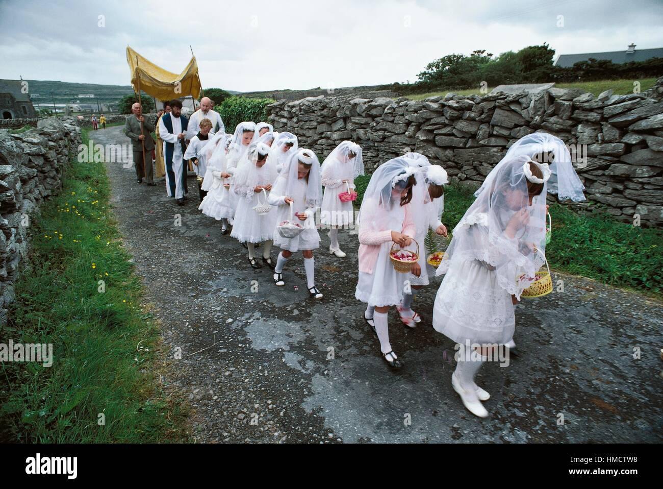 Mädchen, die erste Heilige Kommunion Kleider tragen, während der Fronleichnamsprozession, Inis Mor, Aran Islands, Irland. Stockfoto