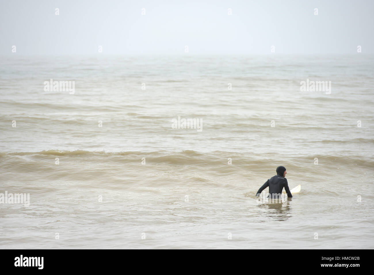Surfer in kalten englischen Chanel in mitten im winter Stockfoto