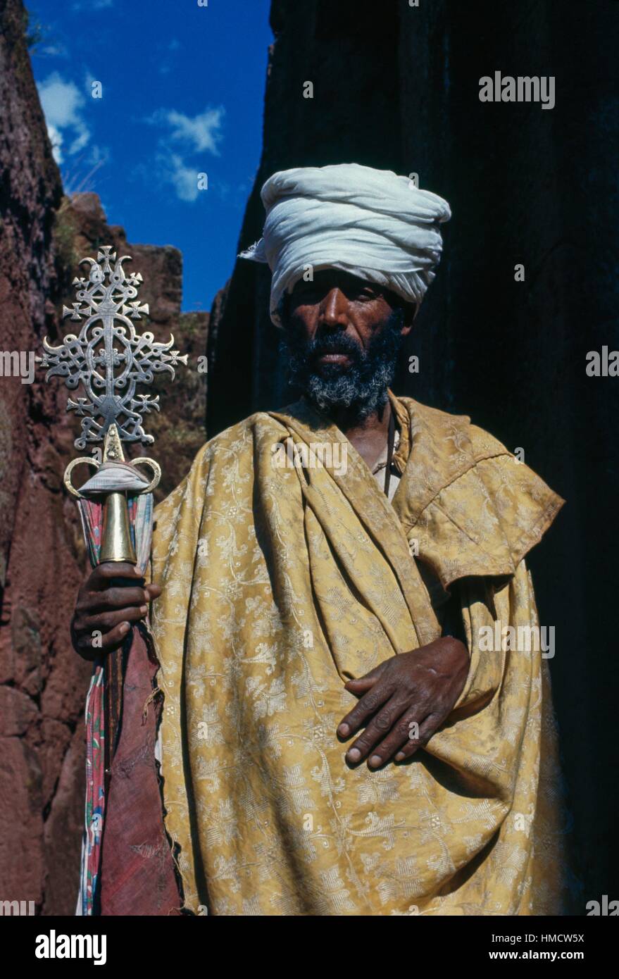 Priester tragen Gewänder, Lalibela, Äthiopien. Stockfoto
