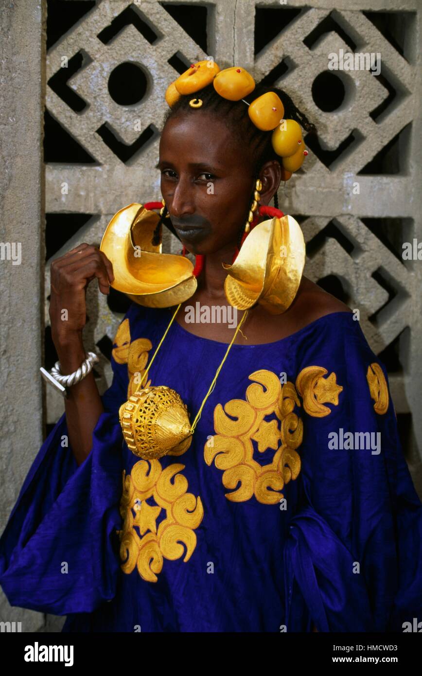 Fulbe-Frau aus einer wohlhabenden Familie Marabout, tragen Kleidung und  Schmuck für eine Hochzeit, Dorf in der Nähe von Mopti, Mali Stockfotografie  - Alamy