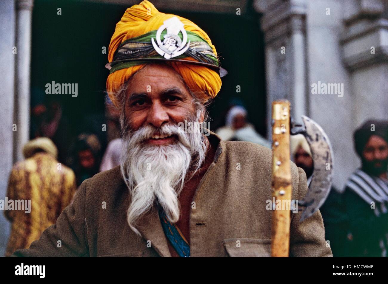 Sikh Guru trägt einen Turban und hält einen Stock, Indien. Stockfoto