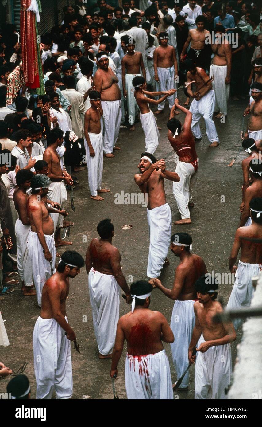 Anhänger, die sich am jährlichen Ashura-Festival, das den Tod des Enkels des Propheten feiert überschlagender Stockfoto
