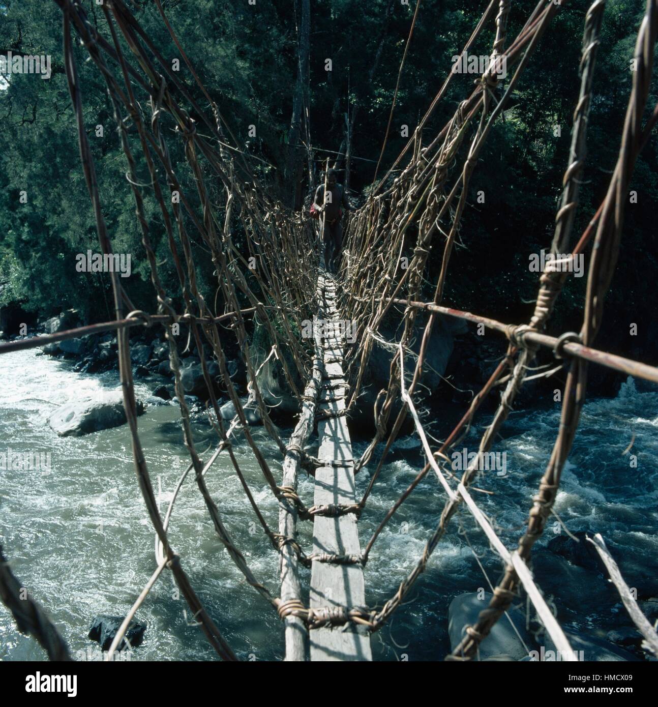 Eine hölzerne Hängebrücke und Seile, West-Papua, Indonesien. Stockfoto